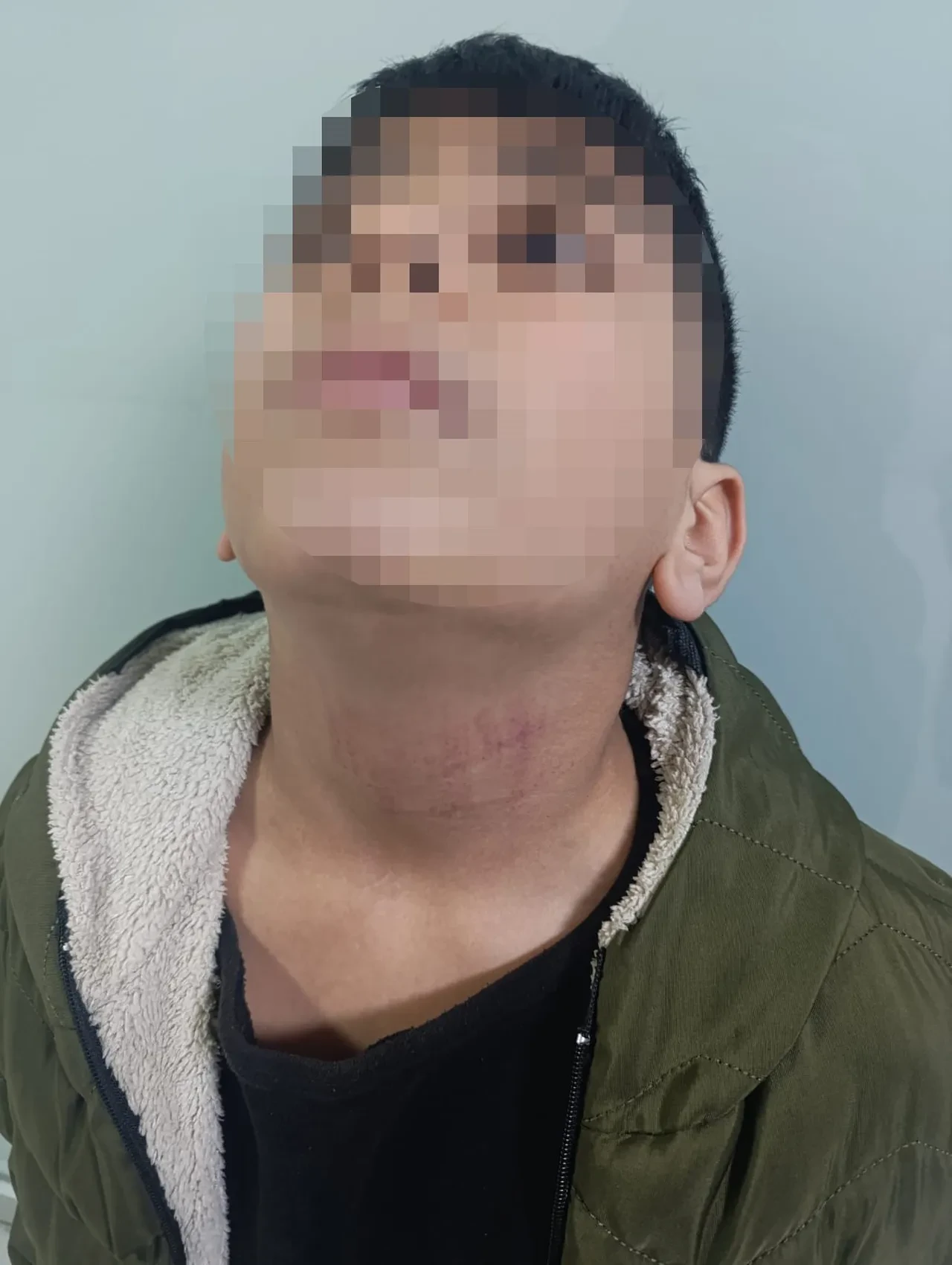 Bayrak rüzgardan düştü, memur çıldırdı: 10 yaşındaki çocuğu okulda darp etti