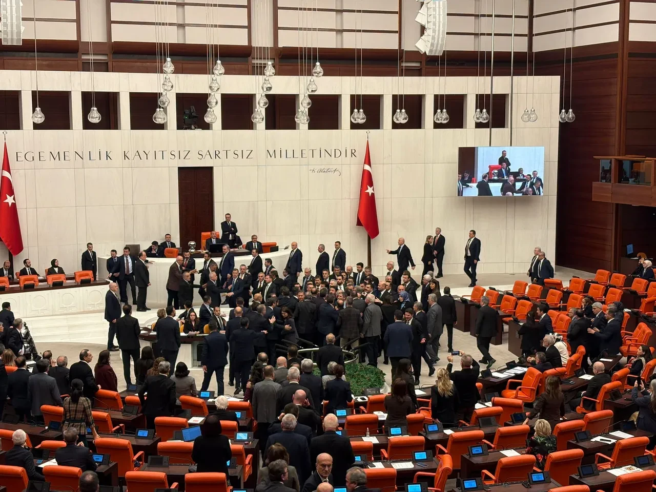 CHP'den yeni bakanların yemin törenine engelleme! 
