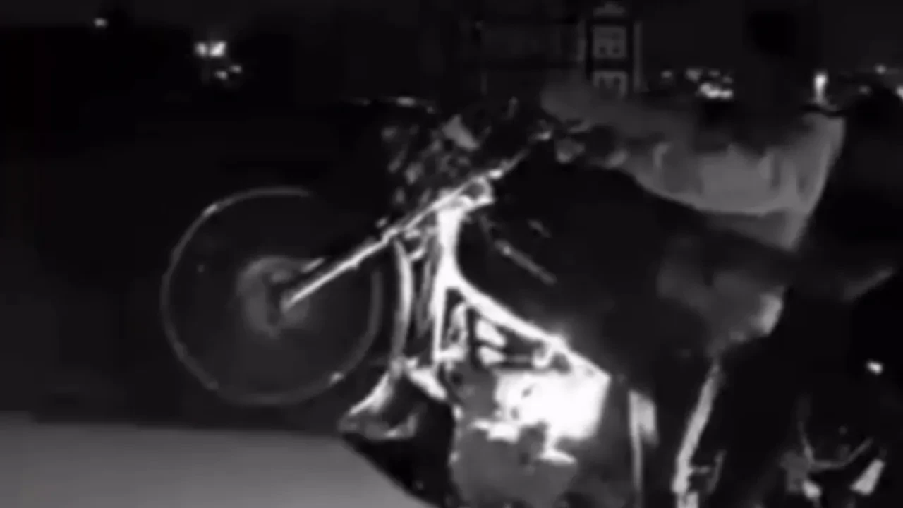 Ehliyetsiz motosikletlinin sosyal medya şovu pahalıya patladı!