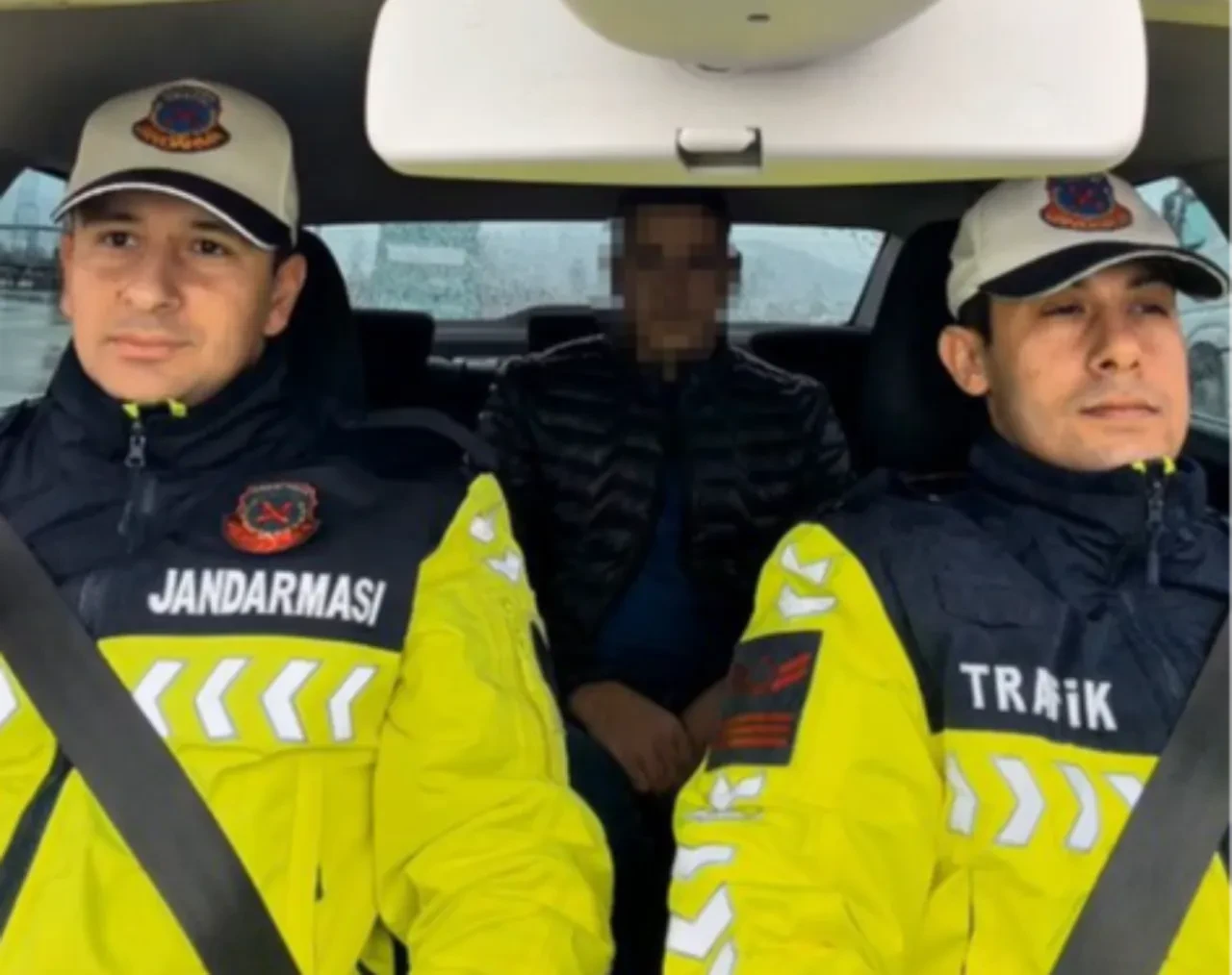 Emniyet kemeri takmayan sürücüye klip çektiler! Kibar uyarı sosyal medyayı salladı