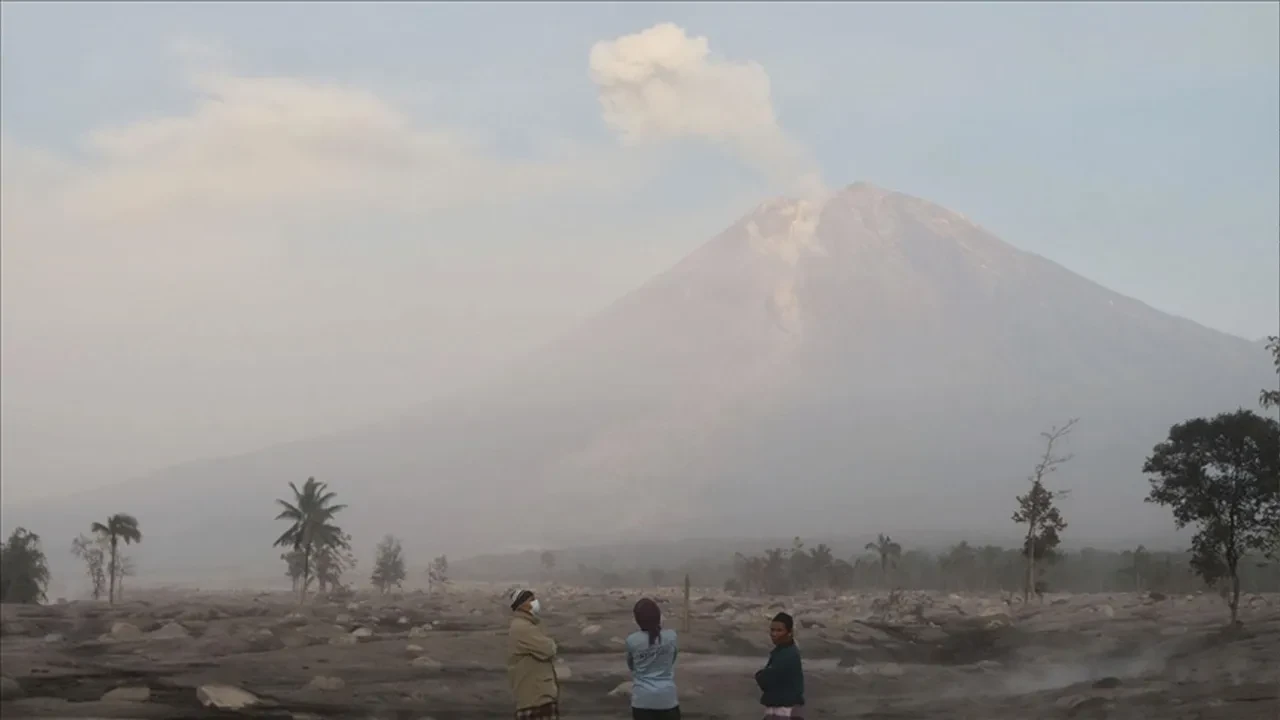 Endonezya'daki Semeru Yanardağı'nda peş peşe patlamalar! Kilometrelerce alan korumaya alındı