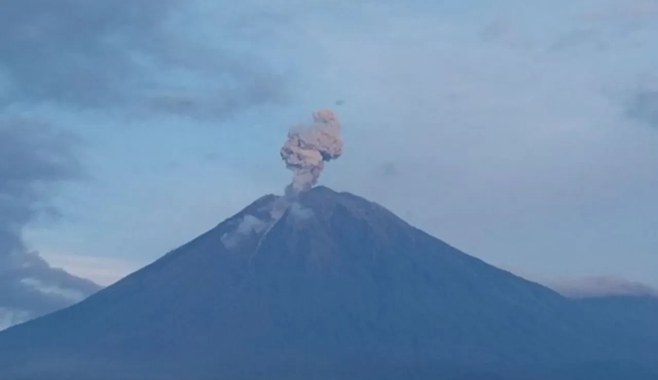 Endonezya'daki Semeru Yanardağı'nda peş peşe patlamalar! Kilometrelerce alan korumaya alındı