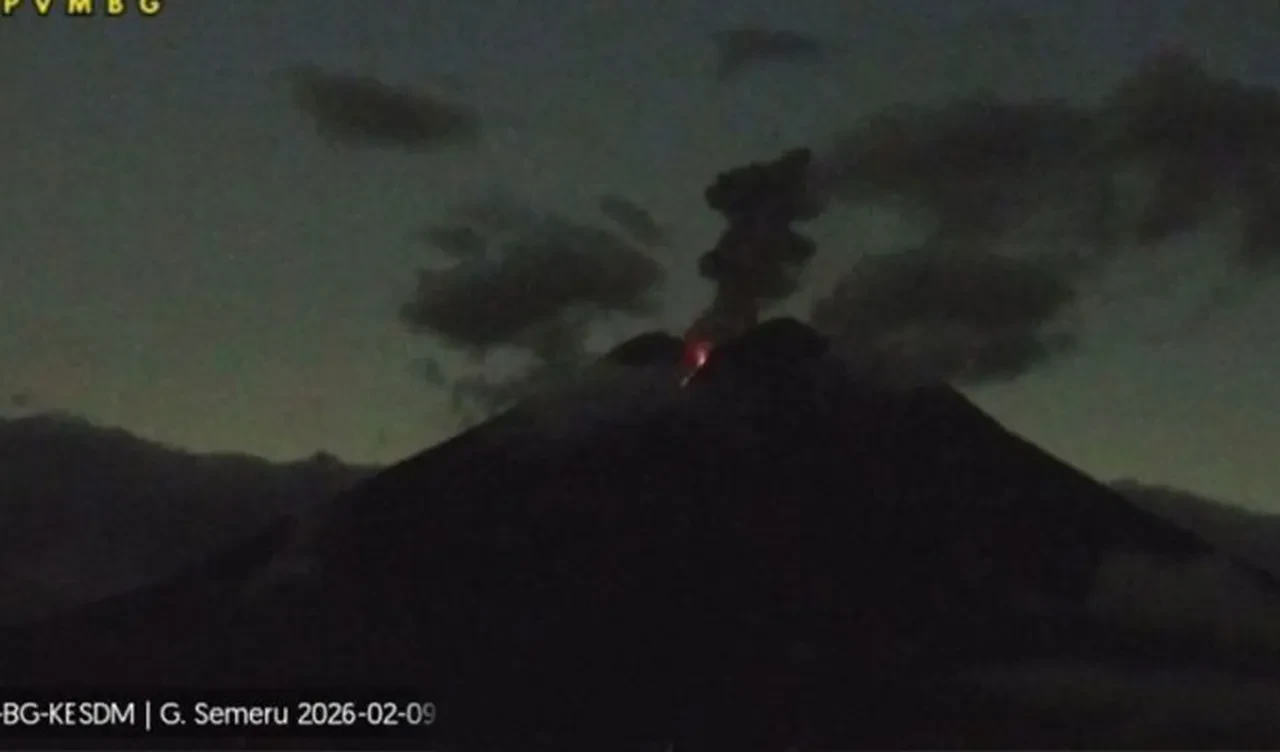 Endonezya'daki Semeru Yanardağı'nda peş peşe patlamalar! Kilometrelerce alan korumaya alındı