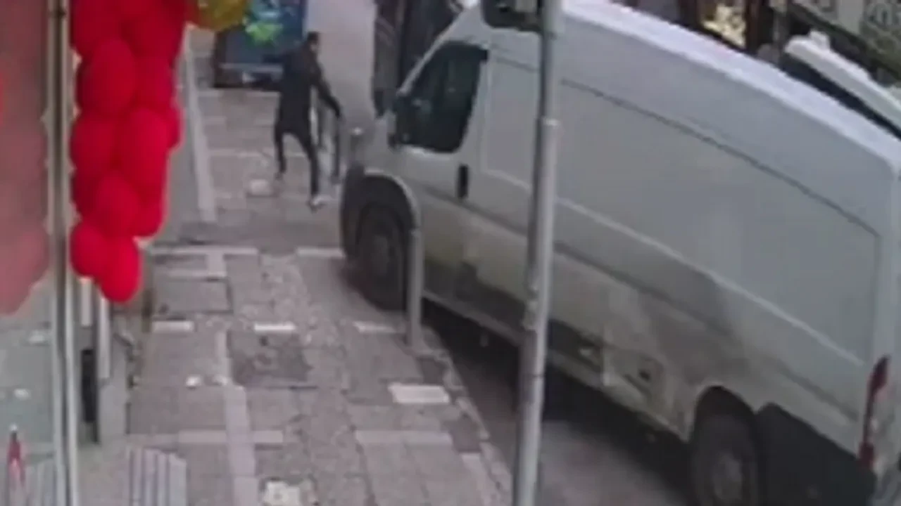 Freni patlayan minibüs faciaya neden oldu! Kaldırımdaki yayaya çarptığı anlar kameralarda