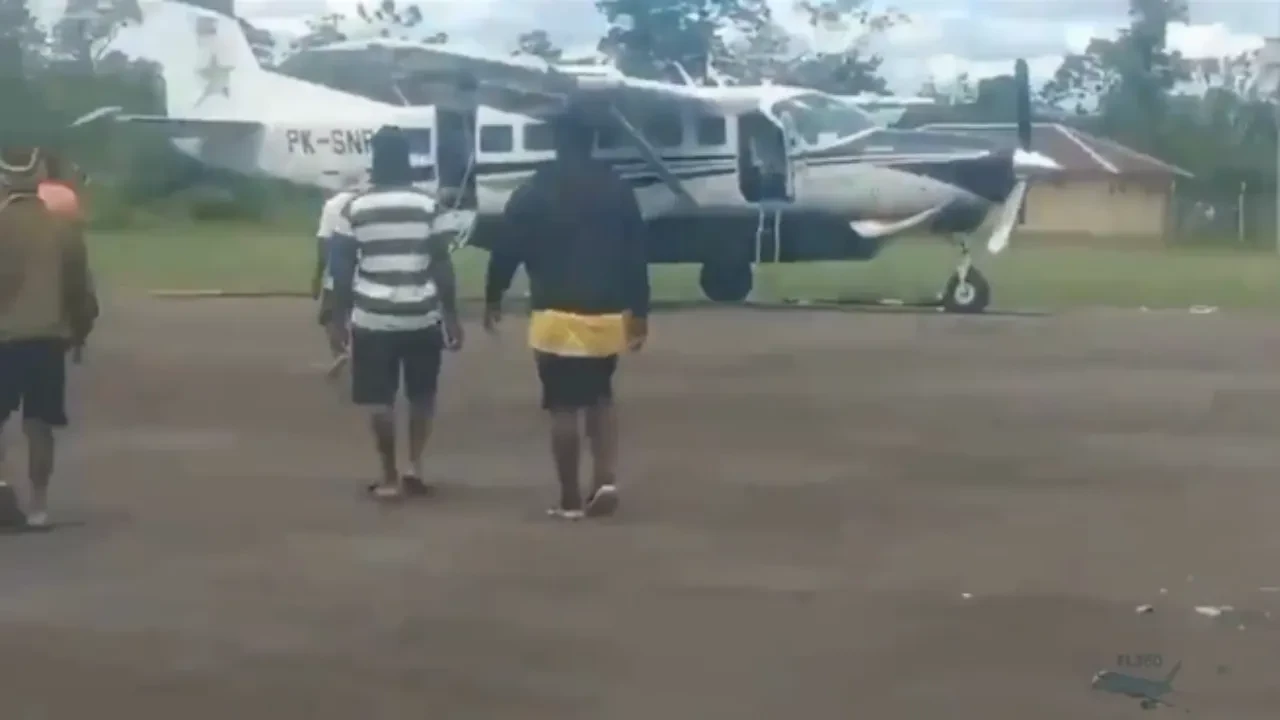 Havalimanına iniş sırasında uçağa silahlı saldırı! Endonezya'da 2 pilot öldürüldü