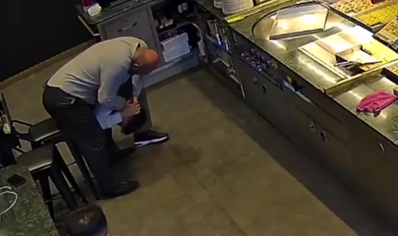 İşyerinde dehşeti yaşadı! 16 yaşındaki çocuk müdür tarafından böyle darp edildi: O anlar kamerada 