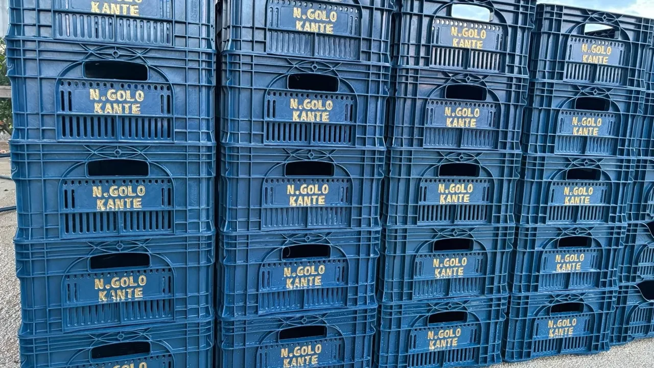 Kante hayranlığı bakın ne yaptırdı! Domates üreticisinden ilginç sevgi gösterisi