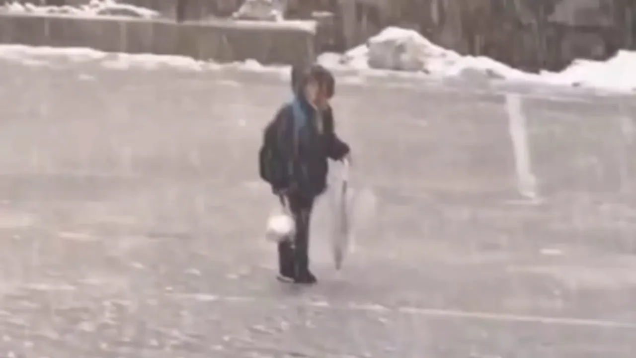 Kar altında İstiklal Marşı'nı coşkuyla okudu! Küçük çocuk izleyenleri duygulandırdı