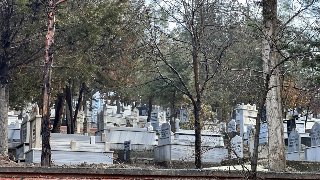 Mezarlıkta korkunç olay! 2 çocuk annesi terzi boğularak öldürülmüş