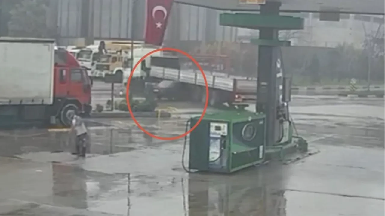 Otomobil tıra ok gibi saplandı! Kaza anı kamerada