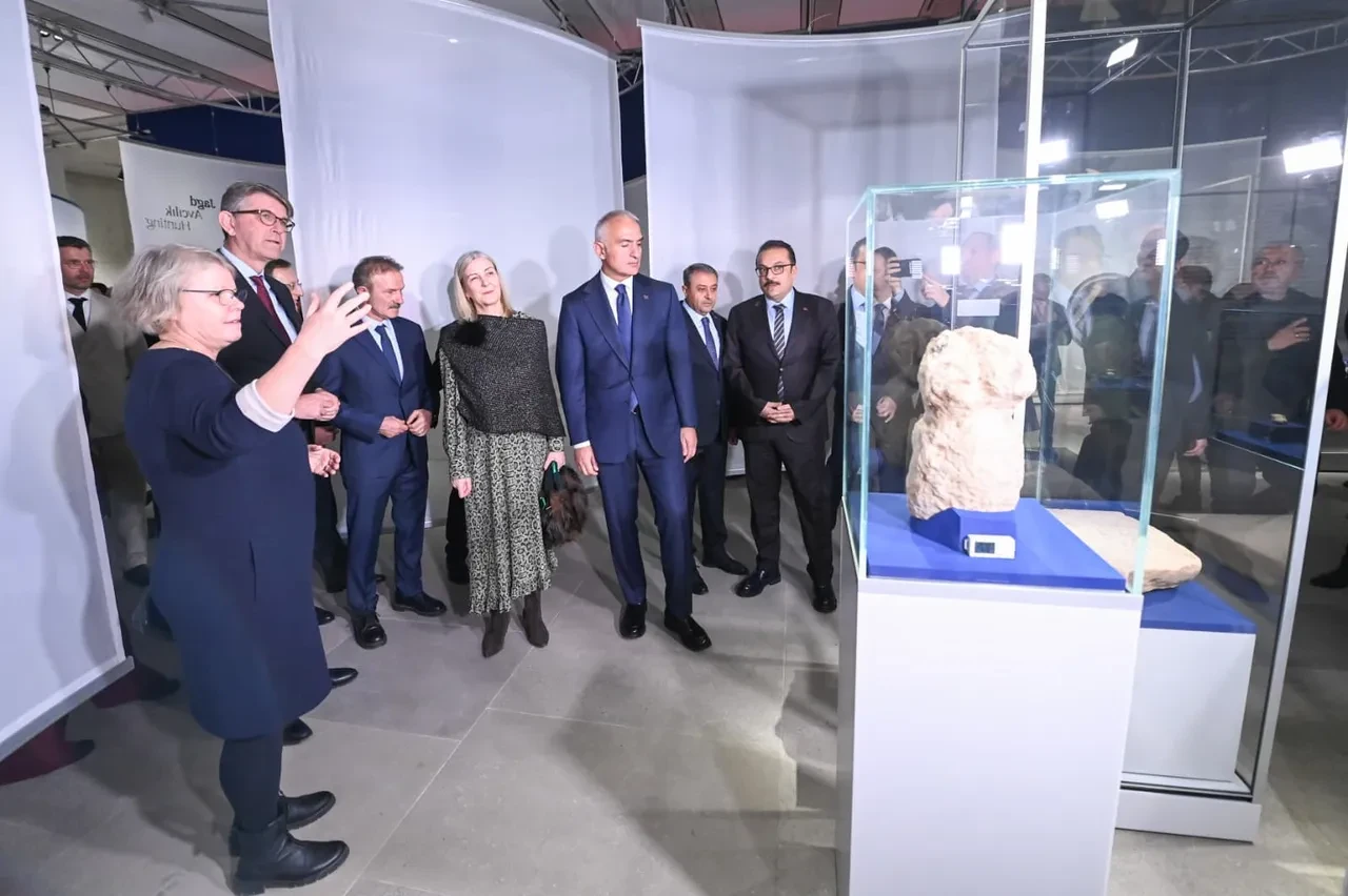 Roma’dan sonra bu kez Berlin’de! Bakan Ersoy 12 bin yıllık tarihi Avrupa’nın kalbine taşıdı