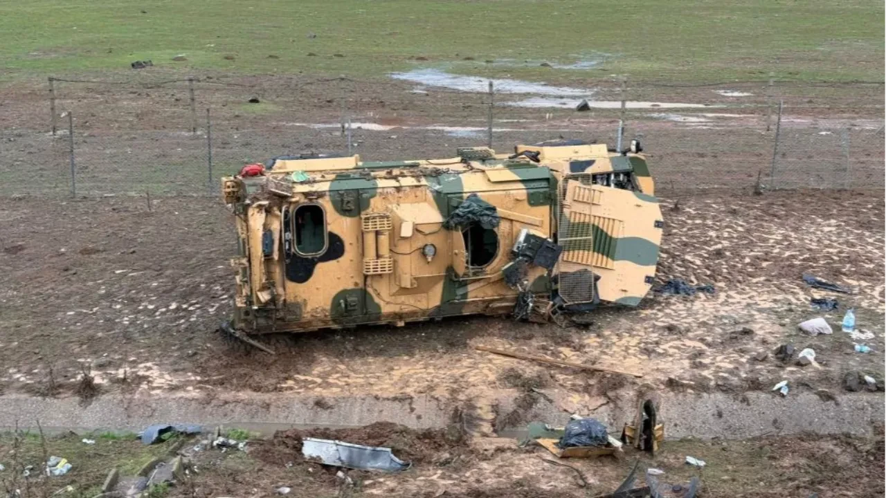 TAG Otoyolu'nda askeri araç devrildi: 10 asker hafif yaralandı