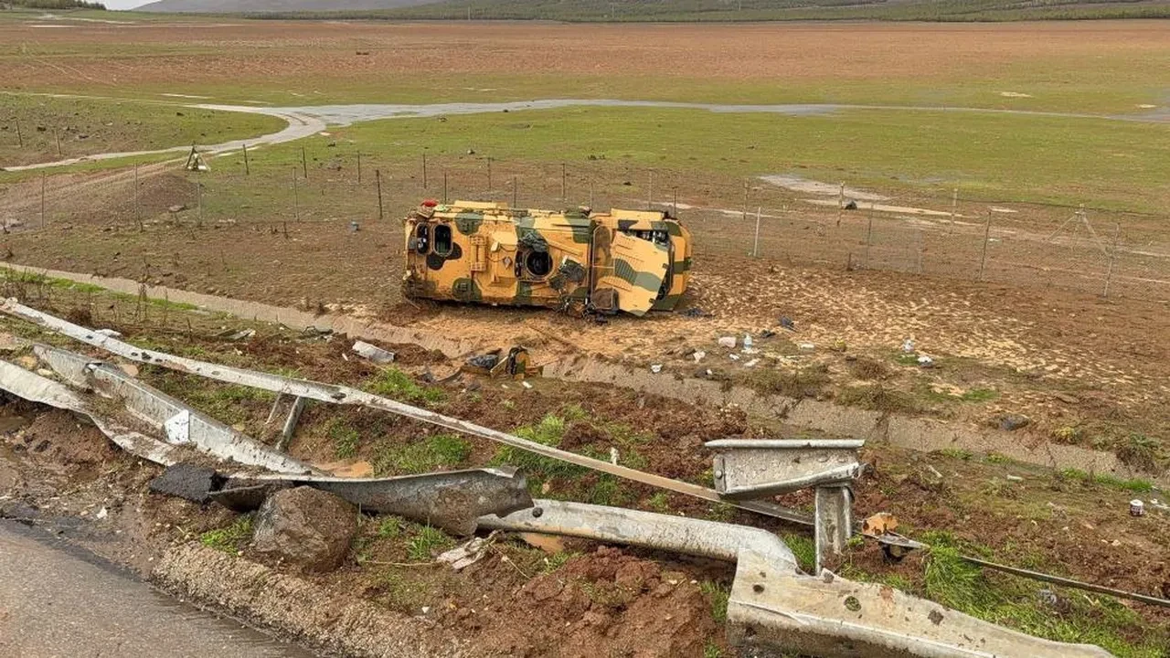 TAG Otoyolu'nda askeri araç devrildi: 10 asker hafif yaralandı