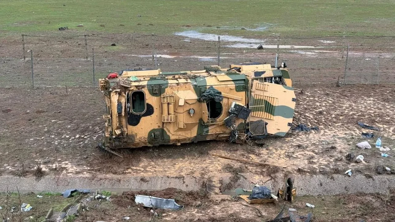 TAG Otoyolu'nda askeri araç devrildi: 10 asker hafif yaralandı