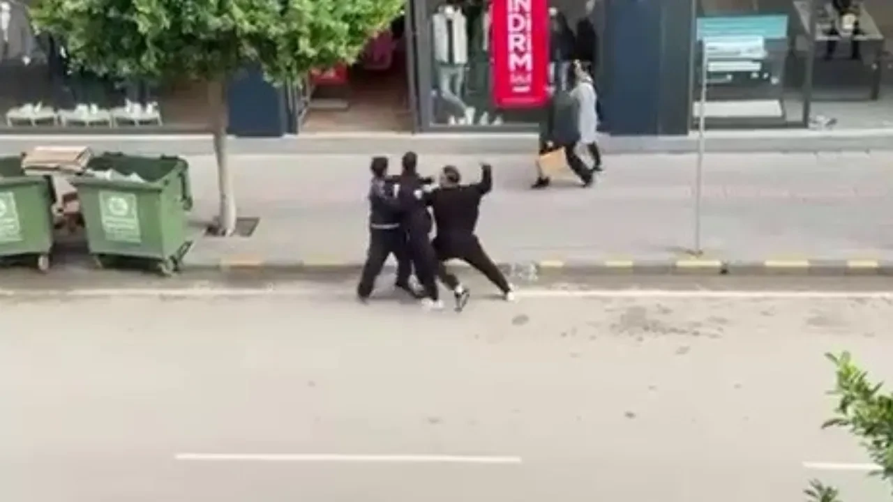 ‘Telefonumun ekranına baktın kavgası’: Sokak boks ringine döndü