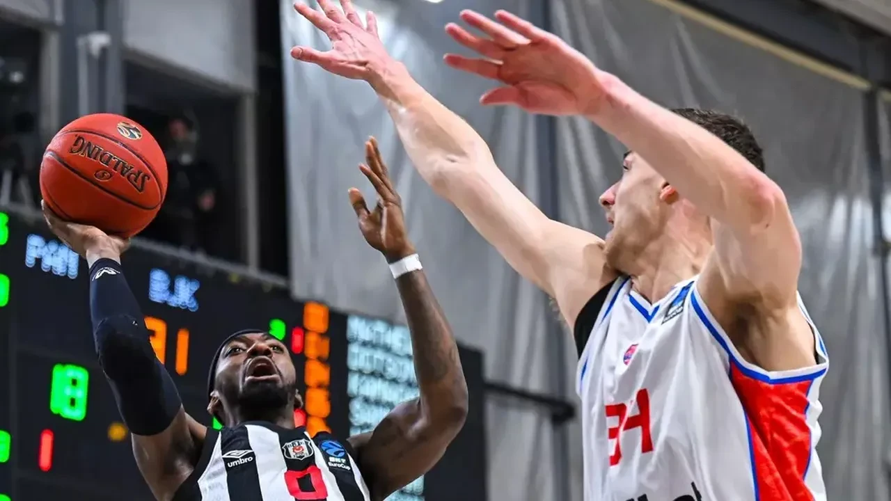 Yunanistan'da skandal pankart! Beşiktaş ve Türk polisi hedef alındı