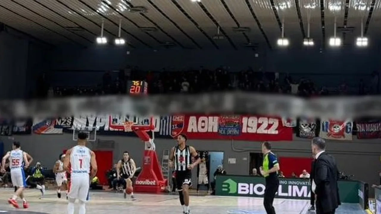 Yunanistan'da skandal pankart! Beşiktaş ve Türk polisi hedef alındı