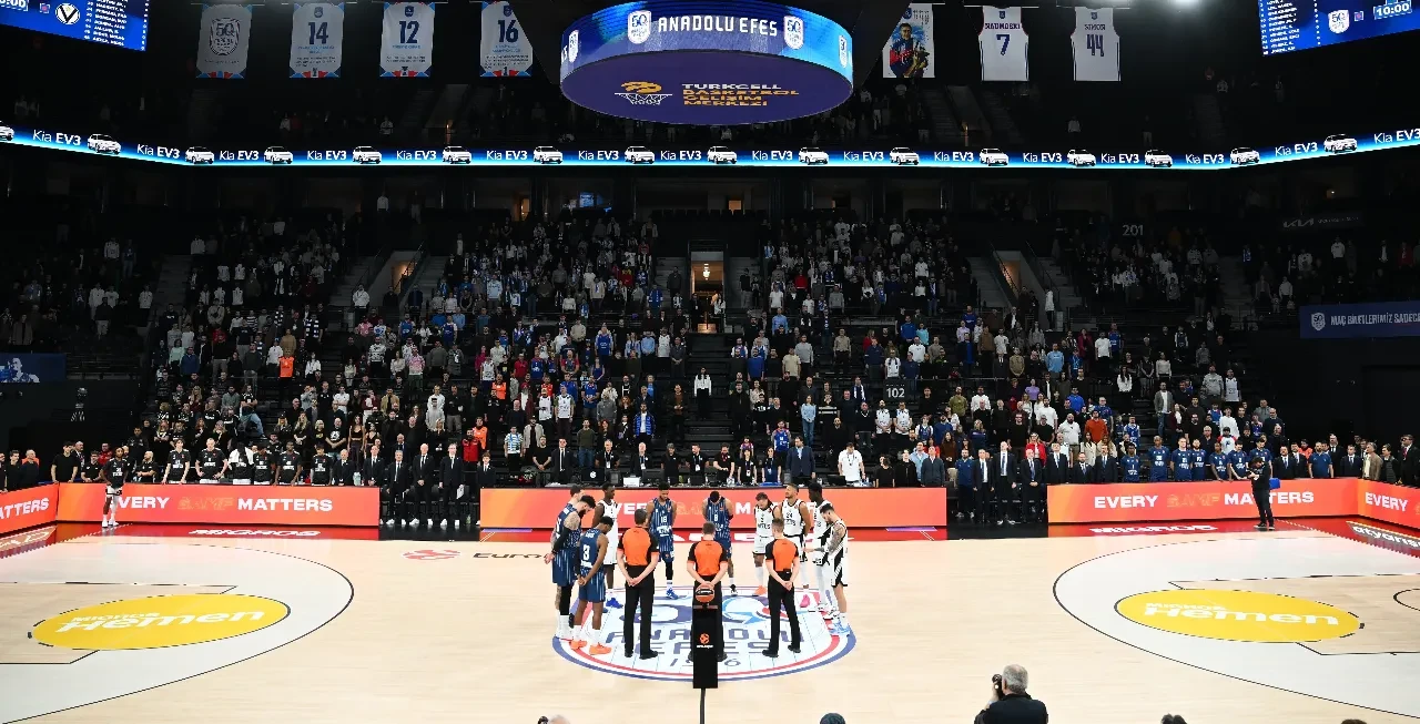 Anadolu Efes Virtus Bologna'yı dağıttı: EuroLeague'de üst üste 3. zafer!