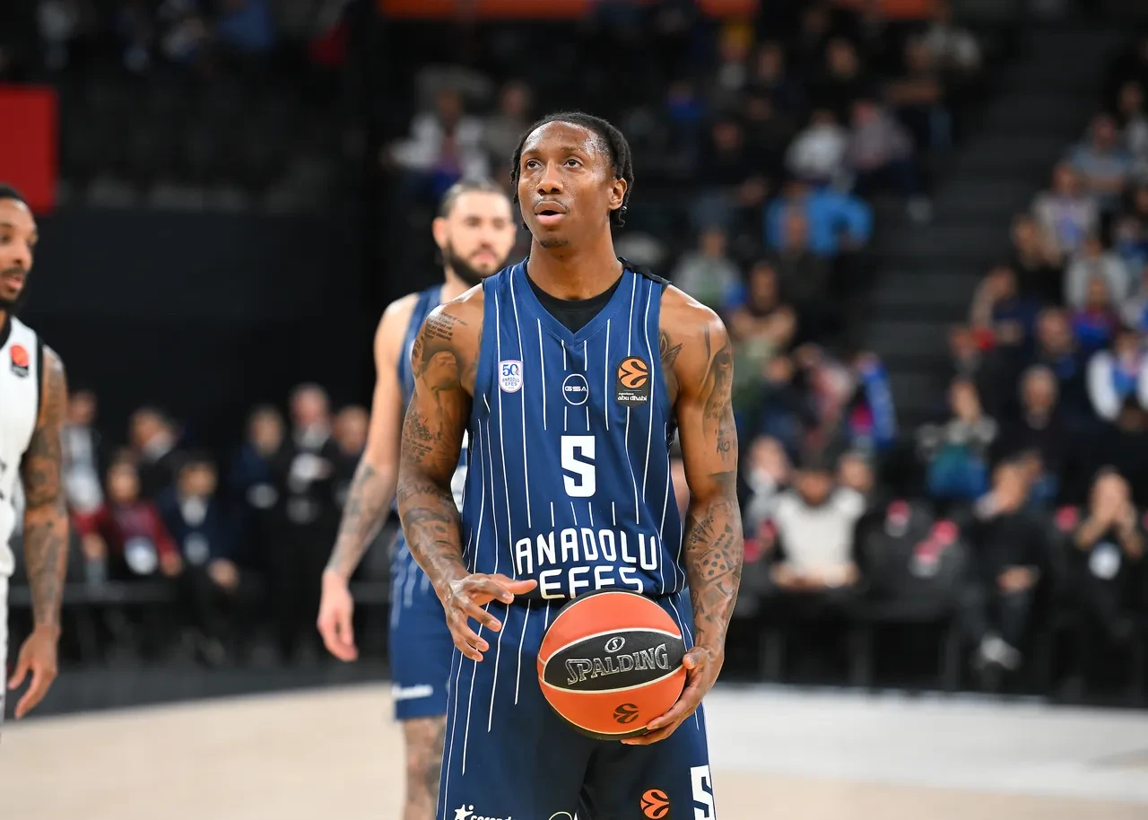 Anadolu Efes Virtus Bologna'yı dağıttı: EuroLeague'de üst üste 3. zafer!