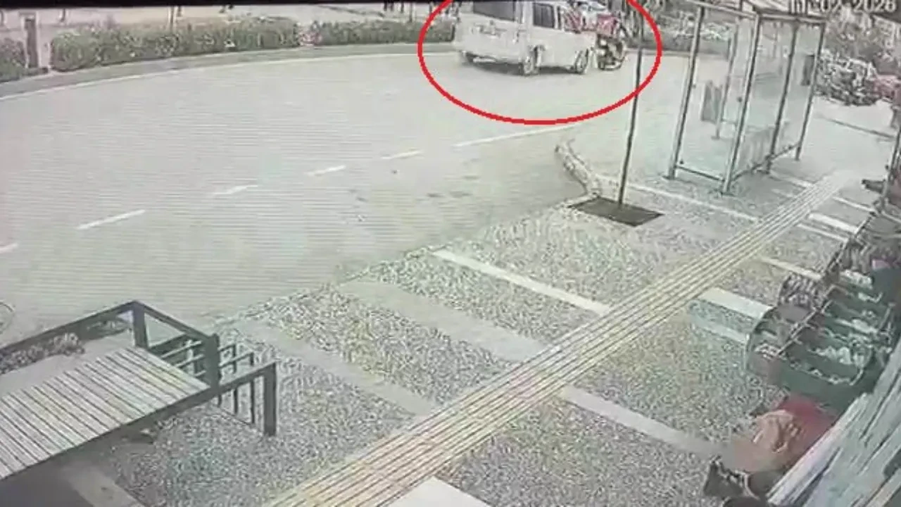 Antalya'da korkunç kaza! Motosikletle otomobilin çarpıştığı anlar kamerada