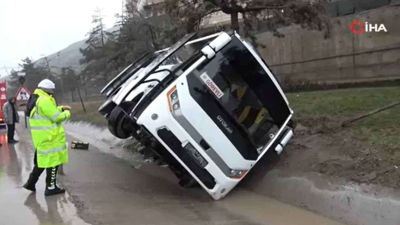 Askeri nakil minibüsü devrildi! Çok sayıda yaralı var