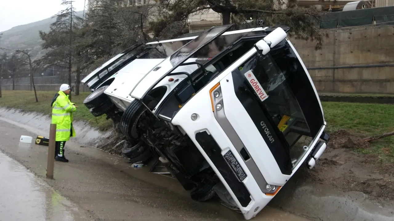 Askeri nakil minibüsü devrildi! Çok sayıda yaralı var