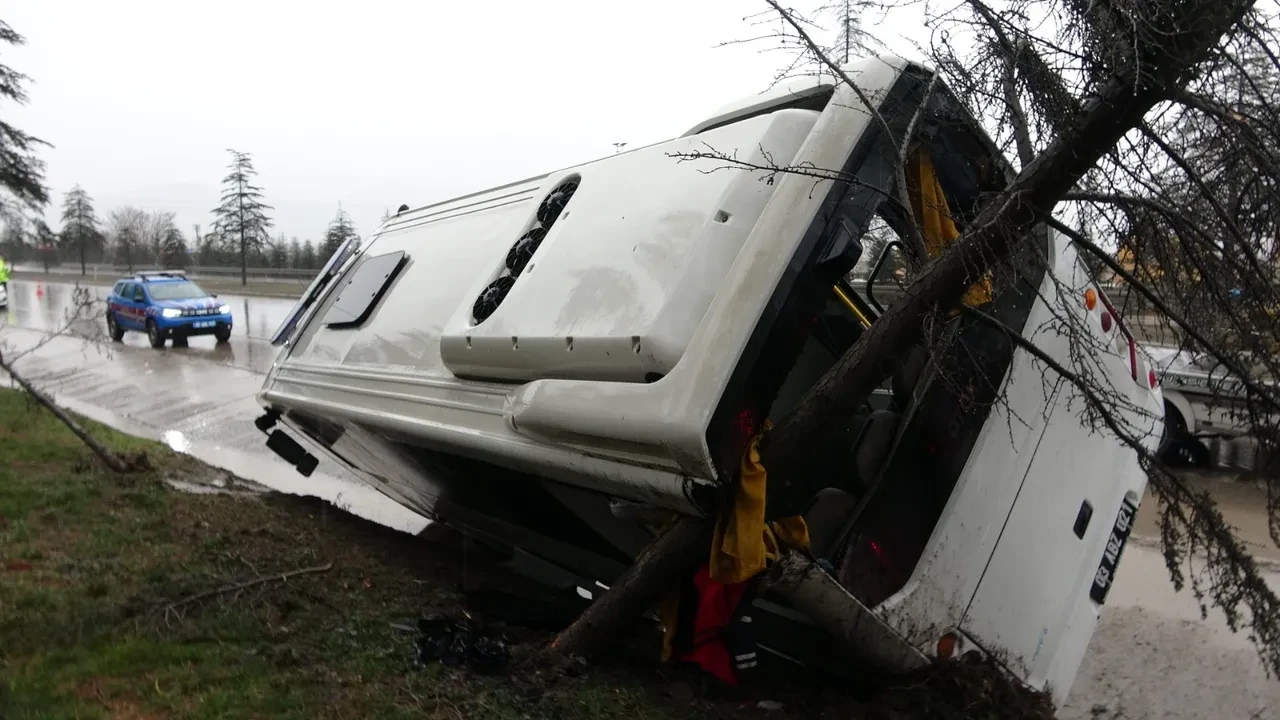Askeri nakil minibüsü devrildi! Çok sayıda yaralı var