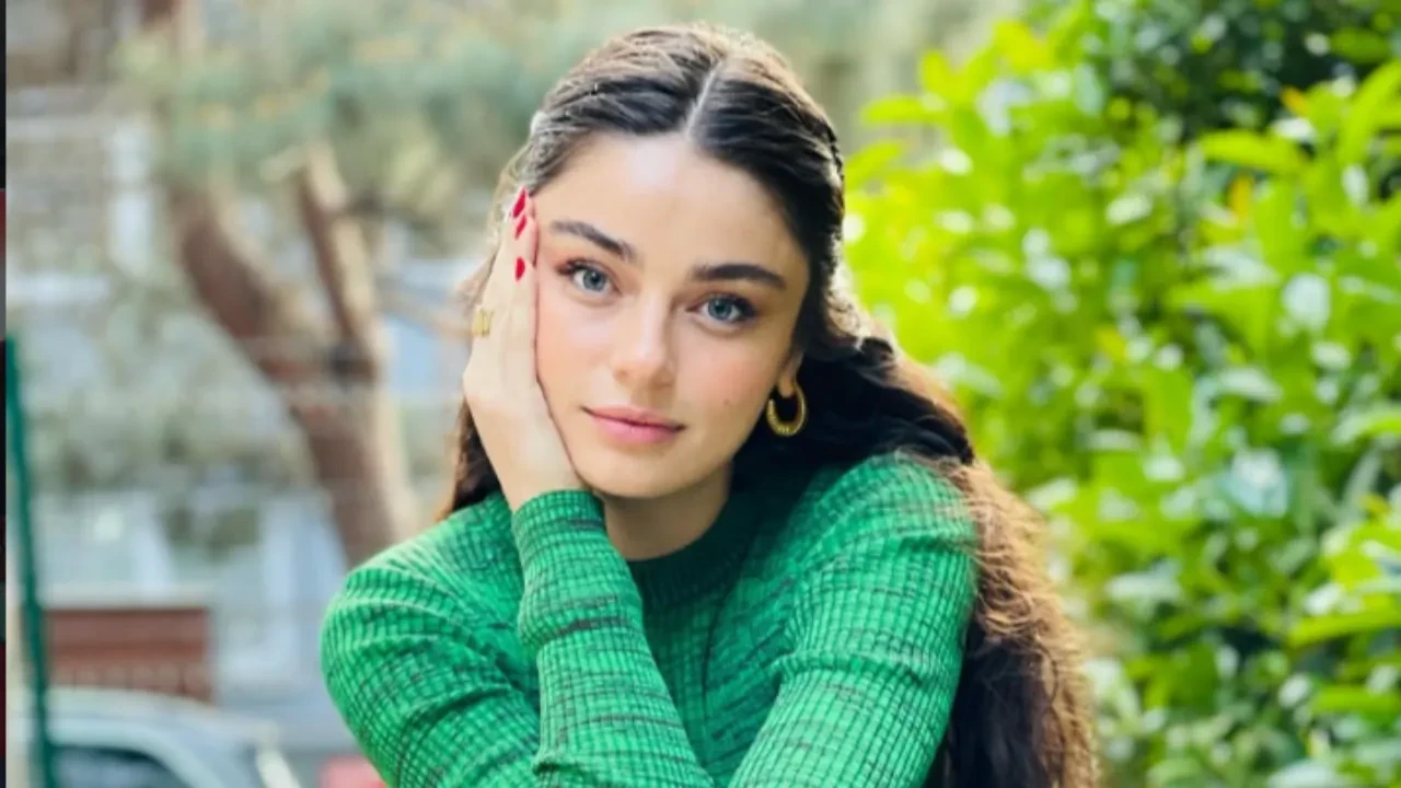 Ayça Ayşin Turan'ın başörtülü karelerine beğeni yağdı 