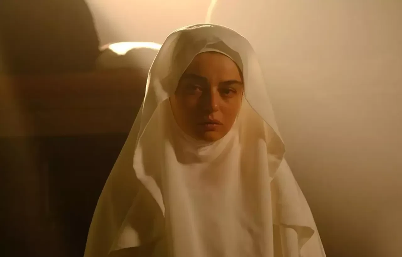 Ayça Ayşin Turan'ın başörtülü karelerine beğeni yağdı 