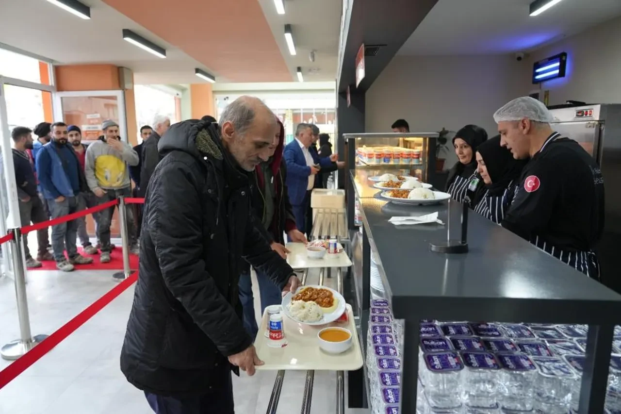 Bahçelievler Semt Lokantası açıldı! 55 liraya 4 çeşit yemek