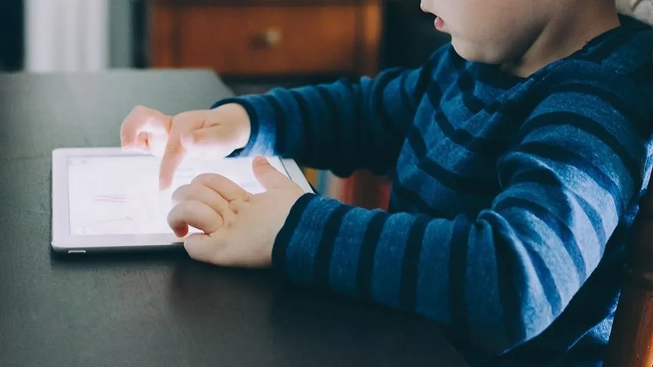 Bakan detayları canlı yayında açıkladı! 15 yaş altına sosyal medya düzenlemesi 