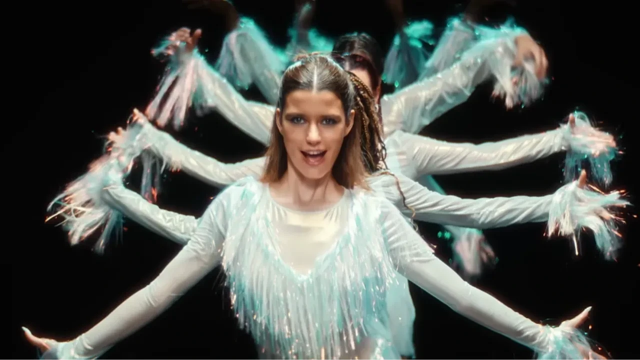 Beren Saat CapitaliZoo Türkçe sözleri! Capital Zoo ne demek?