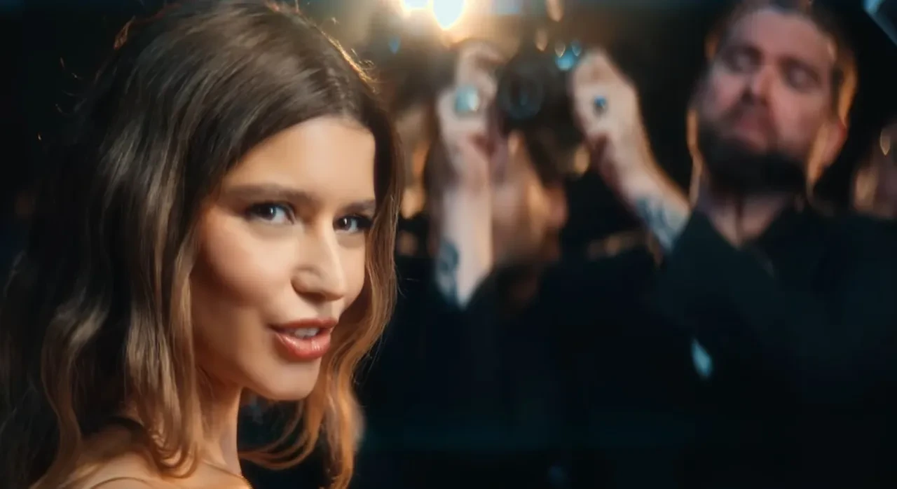 Beren Saat CapitaliZoo Türkçe sözleri! Capital Zoo ne demek?