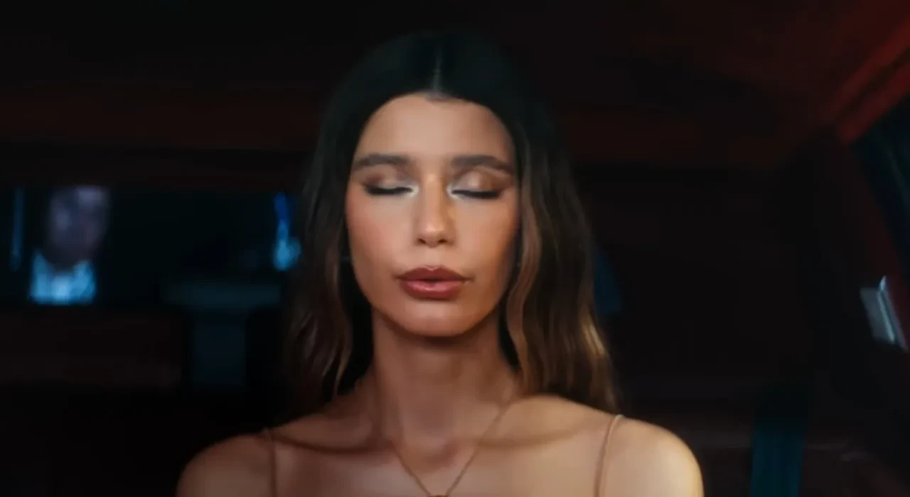 Beren Saat CapitaliZoo Türkçe sözleri! Capital Zoo ne demek?