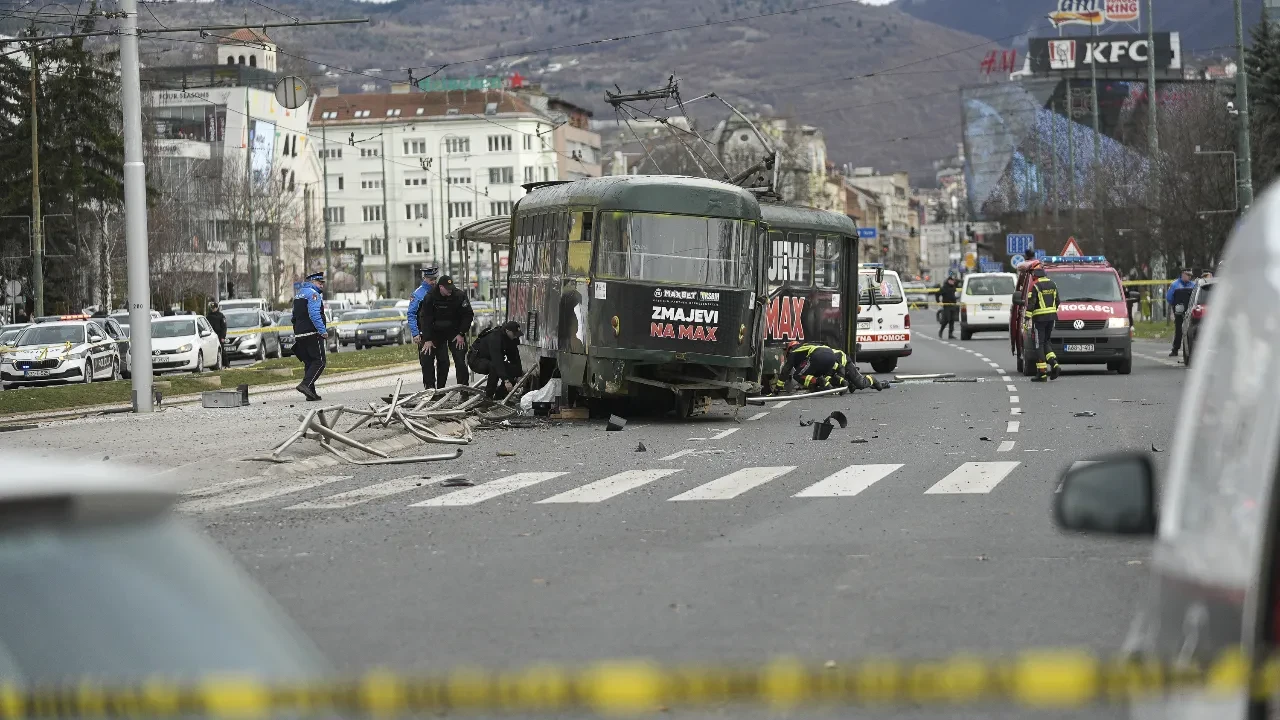 Bosna Hersek'in kalbi Saraybosna'da facia! Raydan çıkan tramvay yolcuları biçti
