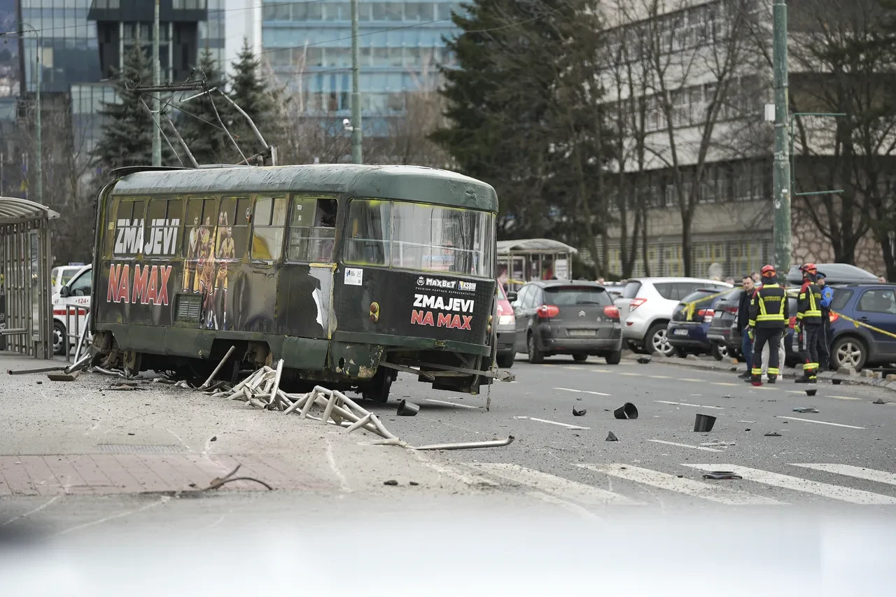 Bosna Hersek'in kalbi Saraybosna'da facia! Raydan çıkan tramvay yolcuları biçti