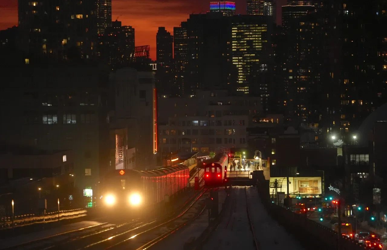 Bu sörf değil intihar! Metro üzerindeki gençler video uğruna canlarını büyük riske atıyor