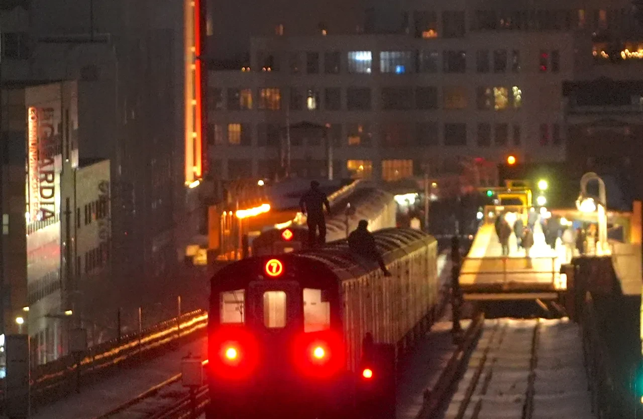 Bu sörf değil intihar! Metro üzerindeki gençler video uğruna canlarını büyük riske atıyor
