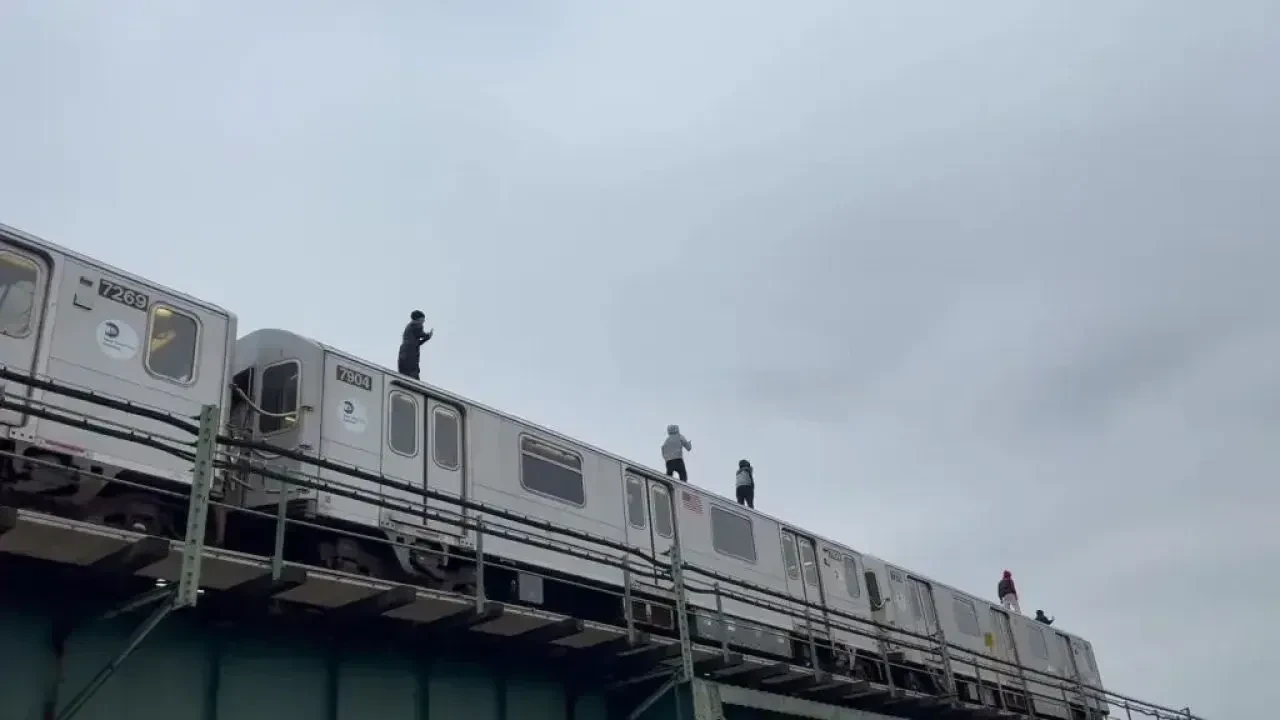 Bu sörf değil intihar! Metro üzerindeki gençler video uğruna canlarını büyük riske atıyor