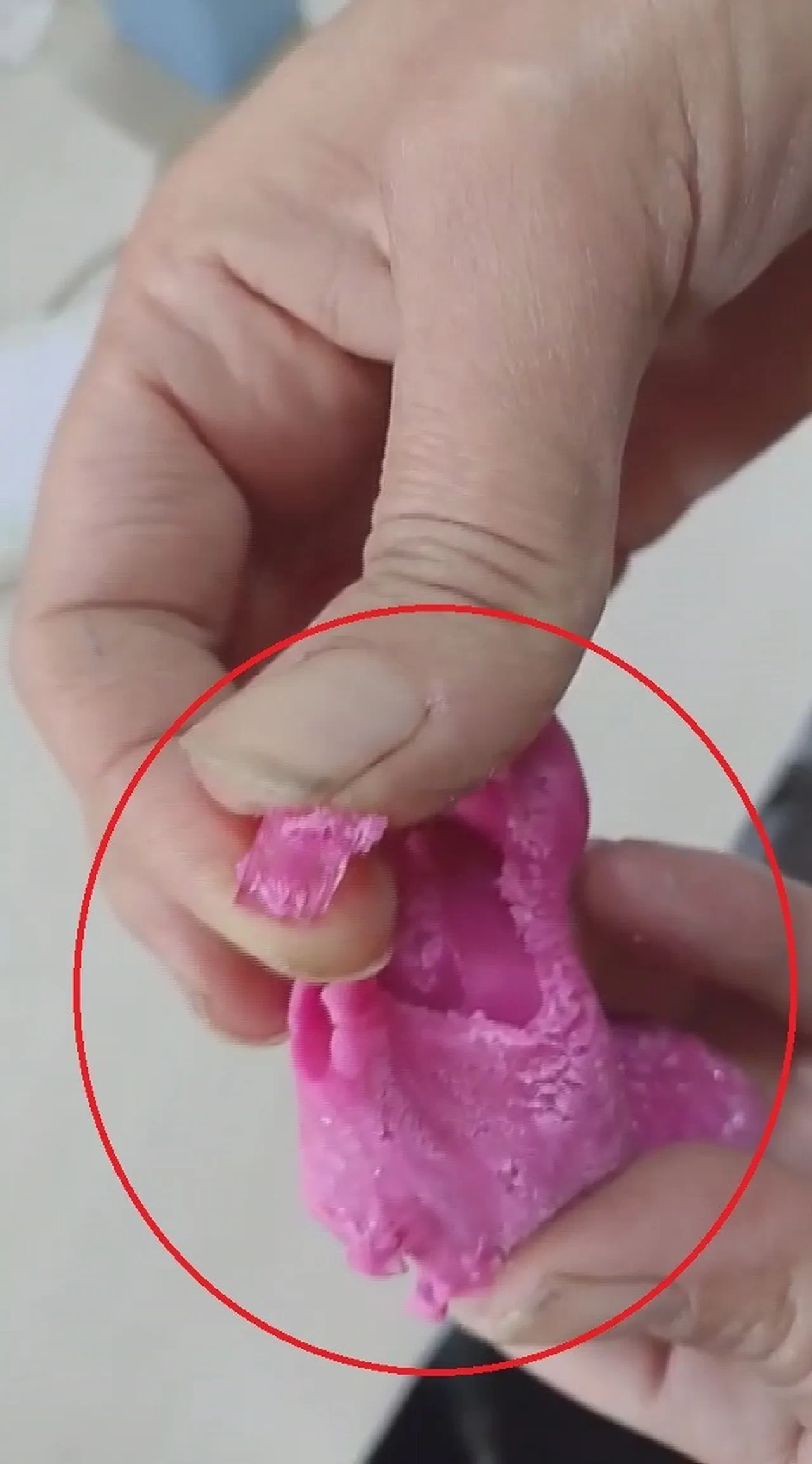 Çocuklar için en güvenilir oyuncaklardandı! Oyun hamurunun içinden çıkanlar şoke etti