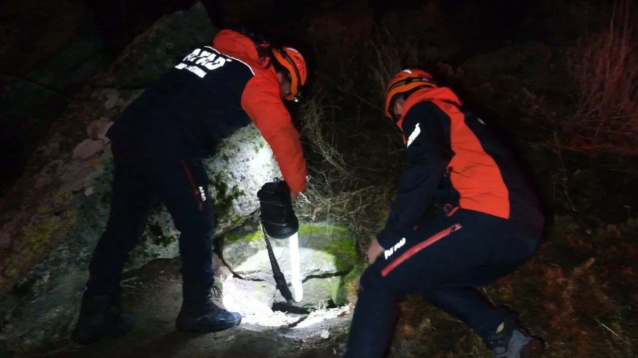 Define bulmak için gittiler, sarnıçta mahsur kaldılar! Ekipler kurtarmak için saatlerce uğraştı