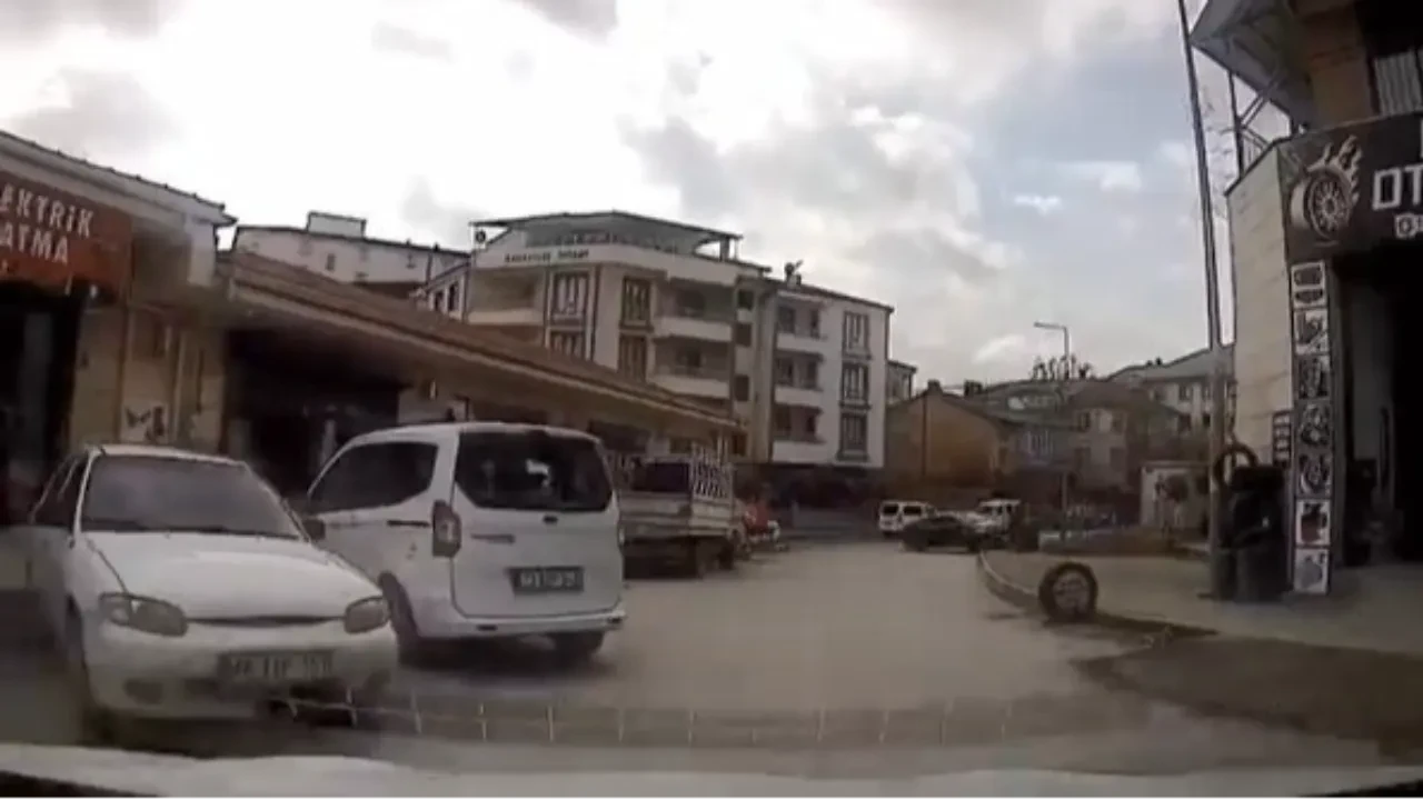 Elazığ'da acemi sürücü kaosu! Kaldırımdaki vatandaş ölümden döndü