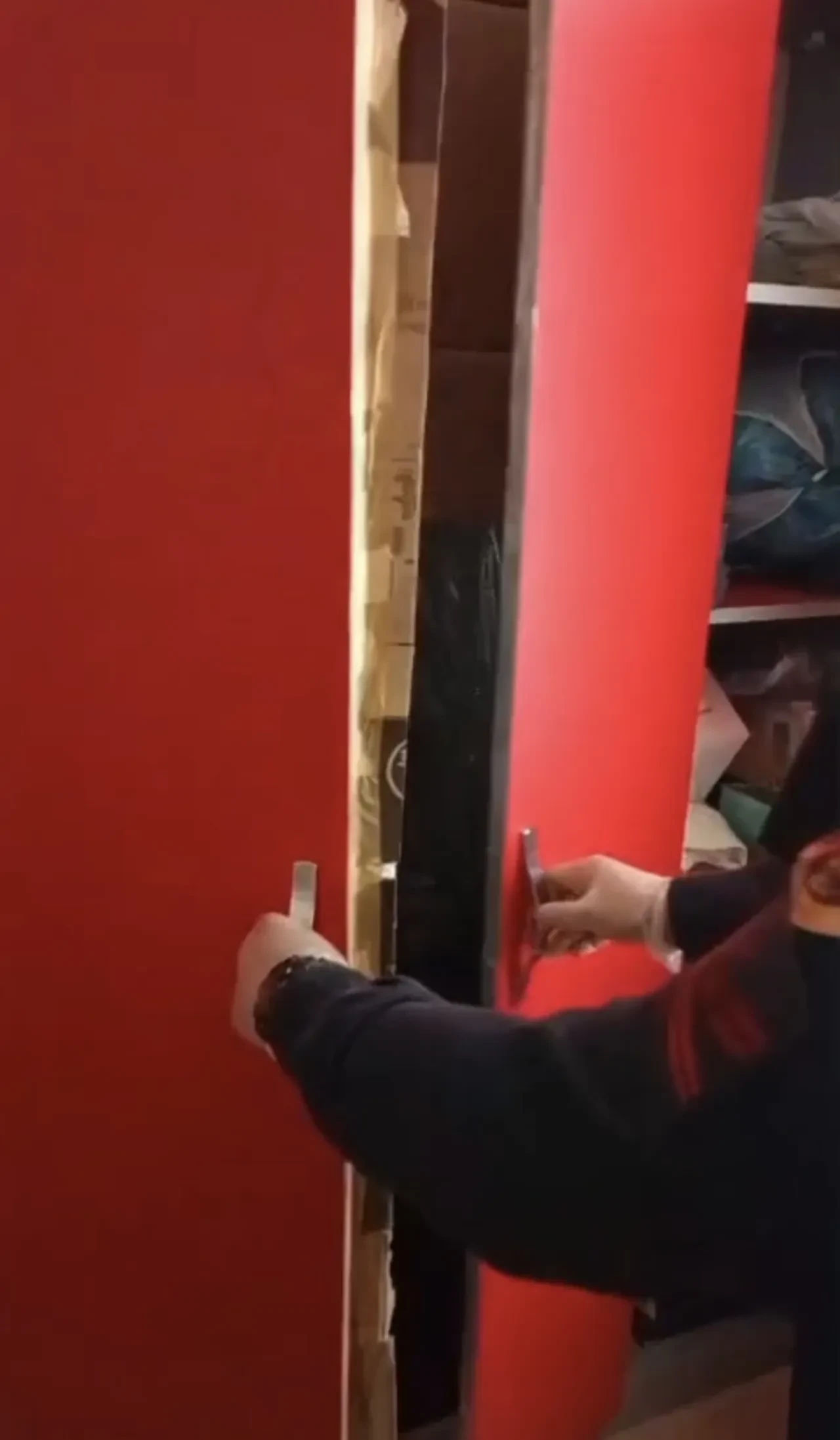 Elbise dolabında uyuşturucu serası! Özel iklimlendirme sistemi kurmuşlar