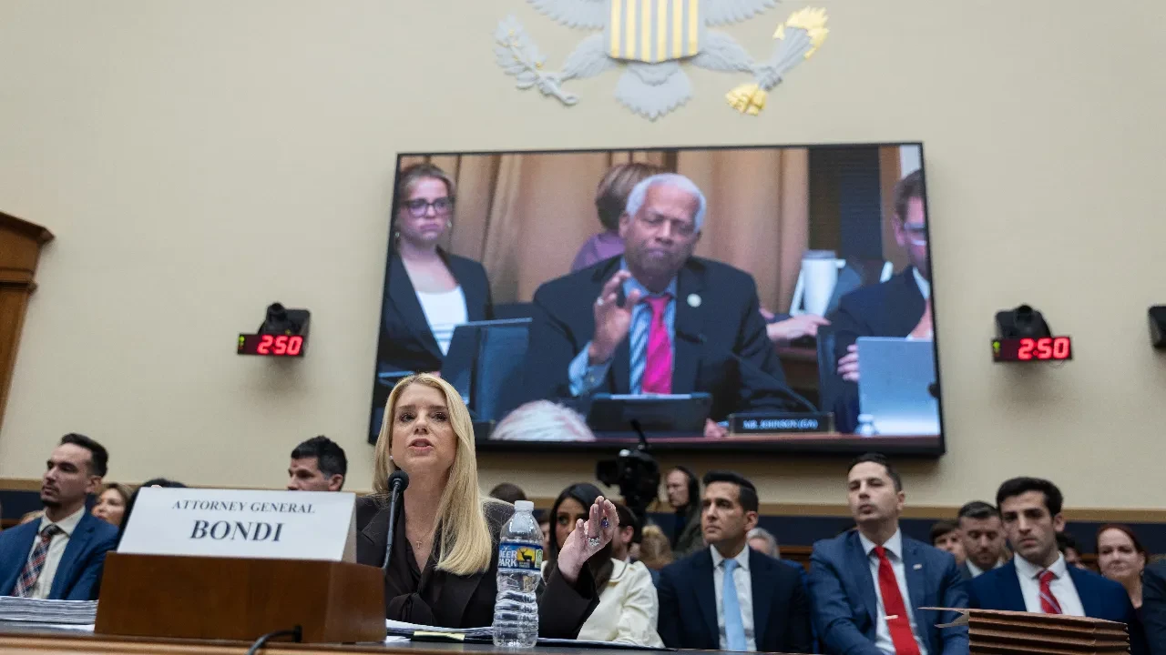 Epstein oturumunda tansiyon zirvede: Adalet Bakanı Pam Bondi mağdurlardan özür dilemeyi reddetti, demokratları hedef aldı