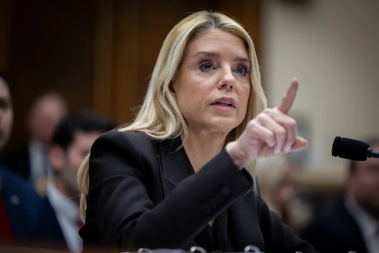 Epstein oturumunda tansiyon zirvede: Adalet Bakanı Pam Bondi mağdurlardan özür dilemeyi reddetti, demokratları hedef aldı