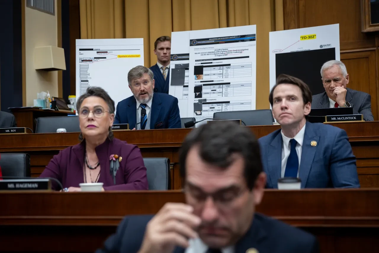 Epstein oturumunda tansiyon zirvede: Adalet Bakanı Pam Bondi mağdurlardan özür dilemeyi reddetti, demokratları hedef aldı