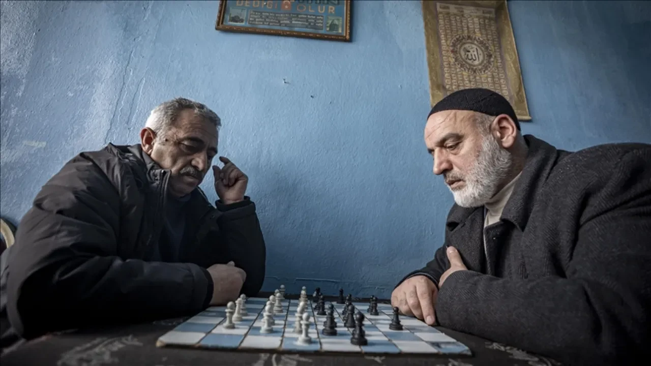 Erzurumlu satranç tutkunu amcalar sosyal medyada gündem oldu 