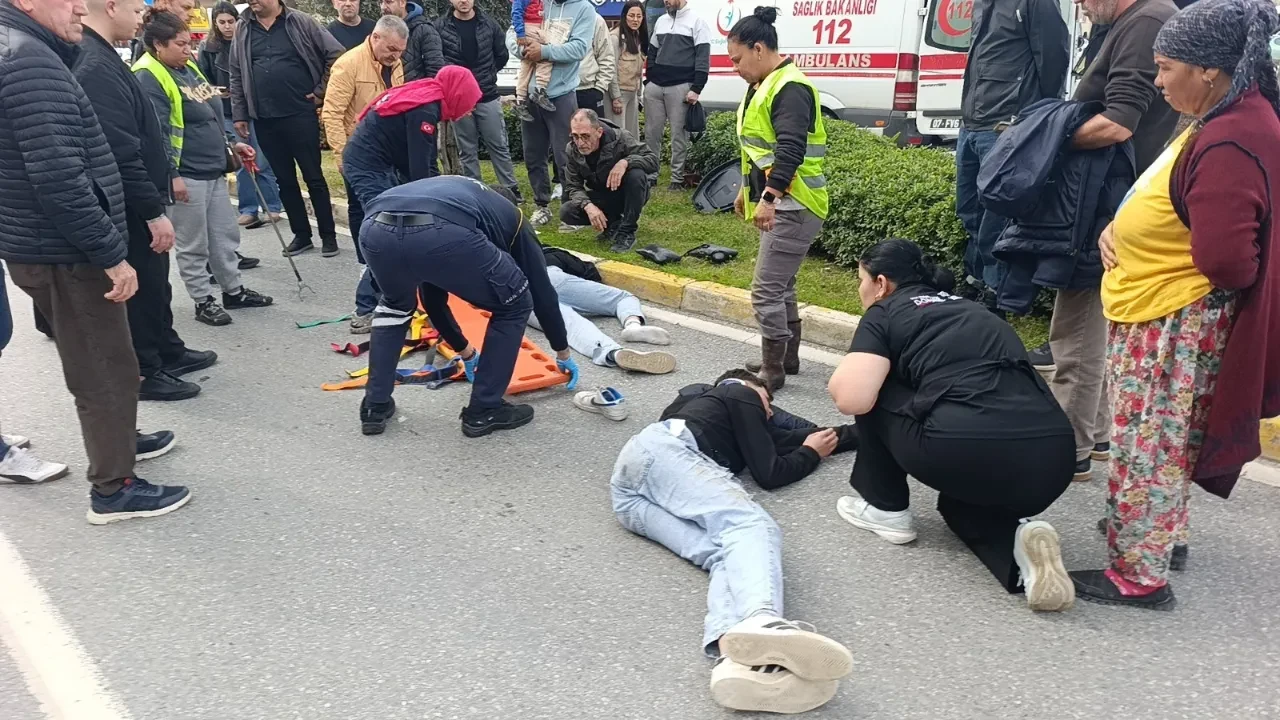 Geri geri çıkan kamyonete kurşun gibi çarptı! 2 kişinin ağır yaralandığı kaza kameralara yansıdı