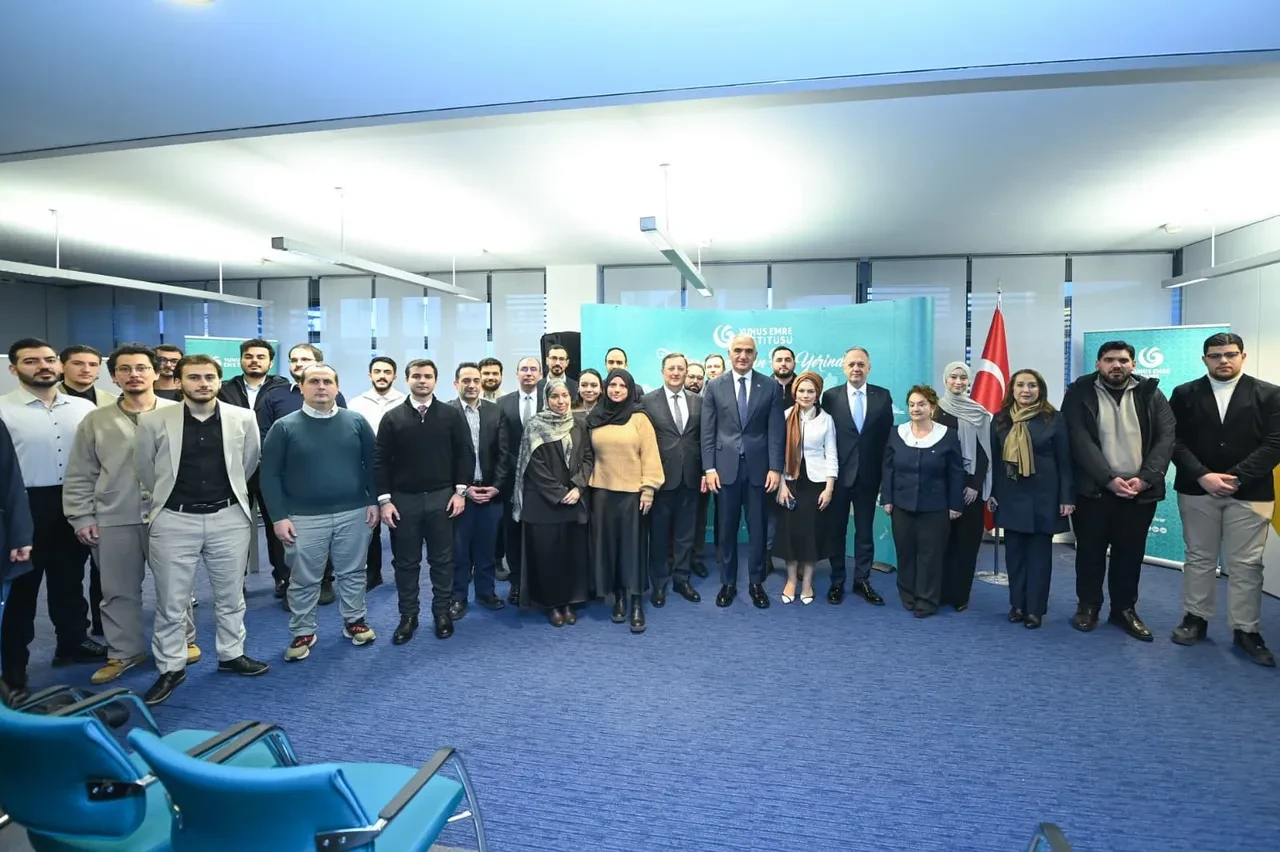 Göbeklitepe Berlin'e taşındı! Bakan Ersoy öğrencilerle bir araya geldi