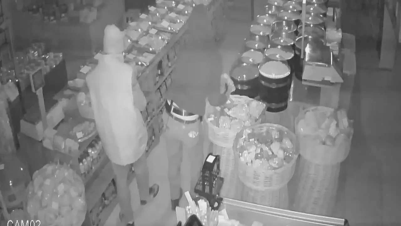 İş yerlerine giren hırsızlar ne bulduysa çaldı: O anlar kamerada!